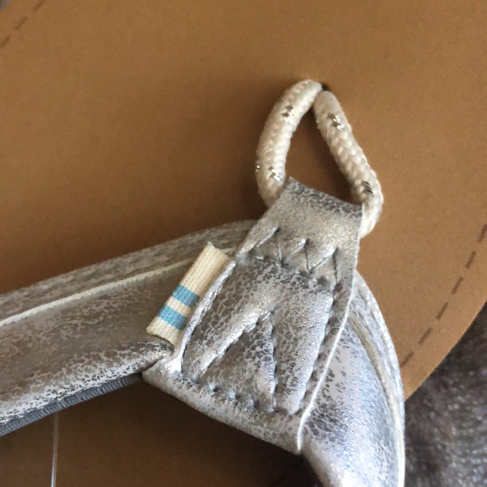 Women's toms flip-flops silver with stretchy toepiece new with tags never worn - Picture 4 of 8